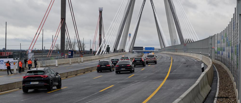 Die ersten Fahrzeuge fahren nach der Verkehrsfreigabe auf der neuen Leverkusener Brücke.