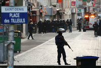 Polizeikräfte sind in Saint-Denis im Großeinsatz. Foto: REUTERS