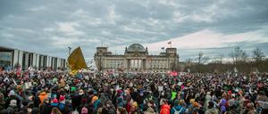 100.000 Menschen werden zur Großdemo gegen rechts am Samstag erwartet. Ob Kundgebungsort, Ausweichflächen oder Redner – hier finden Sie alles Wichtige zur Menschenkette um den Bundestag. 
