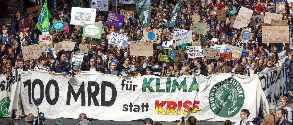 In Berlin zog der Demonstrationszug von Fridays for Future durch das Regierungsviertel.