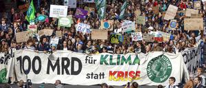 In Berlin zog der Demonstrationszug von Fridays for Future durch das Regierungsviertel.