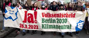 Fridays for Future-Demonstrierende mit einem Banner für den Volksentscheid „Berlin 2030 Klimaneutral“.