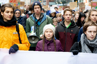 Bis zu 10.000 Teilnehmer sind nach Hamburg gekommen. Auch um sie zu sehen: Greta Thunberg. Foto: imago