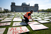 Die Aktivisten von Fridays for Future setzten zuletzt auf eine Kunstaktion vor dem Bundestag. Foto: imago images/Christian Mang