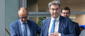 Friedrich Merz (l), CDU-Vorsitzender, und Markus Söder, CSU-Parteivorsitzender, gehen nach der gemeinsamen Präsidiumssitzung von CDU und CSU zur abschließenden Pressekonferenz.