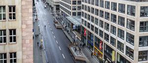 Blick von oben auf die Friedrichstraße, die seit Anfang Februar autofreie Zone ist.