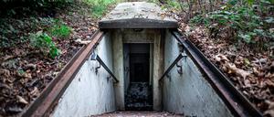 Treppen führen in einen früheren Atomschutzbunker hinab. Kommunen wollen mehr Bunker bauen, um die Bevölkerung zu schützen. 