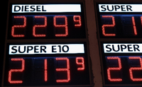 Preise in Euro, nicht Mark: Bei den aktuellen Benzinpreisen machen Autofahrer große Augen. Foto: REUTERS/Wolfgang Rattay