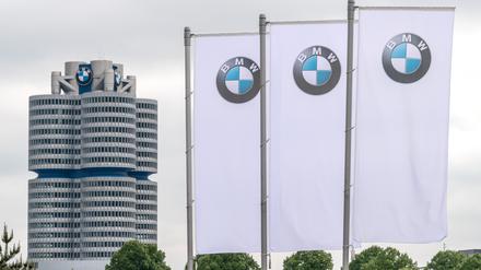 Flaggen mit dem Logo des Münchner Autobauers BMW wehen vor der Olympiahalle. 