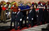 Der Sarg des verstorbenen EU-Parlamentspräsidenten David Sassoli ist in eine EU-Flagge gehüllt. Foto: REUTERS/Guglielmo Mangiapane