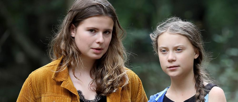 Die Klimaschutzaktivistinnen Luisa Neubauer (l) und Greta Thunberg 2019 im  Hambacher Forst. 