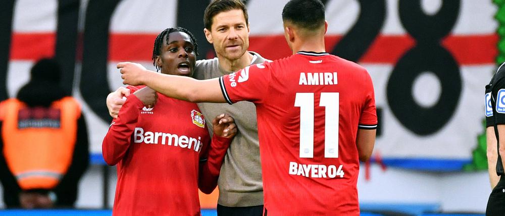 Leverkusens Cheftrainer Xabi Alonso und seine Spieler treten zwei Tage früher gegen den 1. FC Köln an.