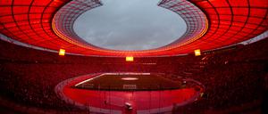 Das Berliner Olympiastadion erstrahlt in Rot.