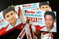 Ferrero-Kinderschokolade-Packungen mit Jugendfotos von Fußball-Nationalspieler Jerome Boateng (u. r.) und Ilkay Gündogan (l). Aktivisten der "Pegida BW-Bodensee" haben sich darüber aufgeregt, dass auf der Kinderschokolade Gesichter abgebildet sind, die nicht "typisch deutsch" aussehen - Nun ist deshalb in den sozialen Netzwerken ein Wirbel darüber entstanden. Foto: dpa