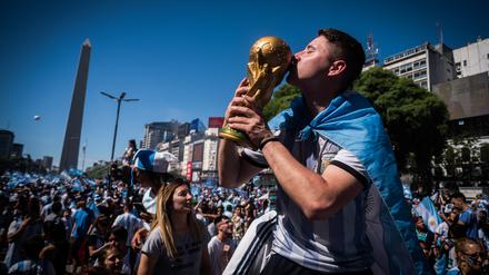 Argentinische Fans feiern in der Heimat den Titelgewinn.