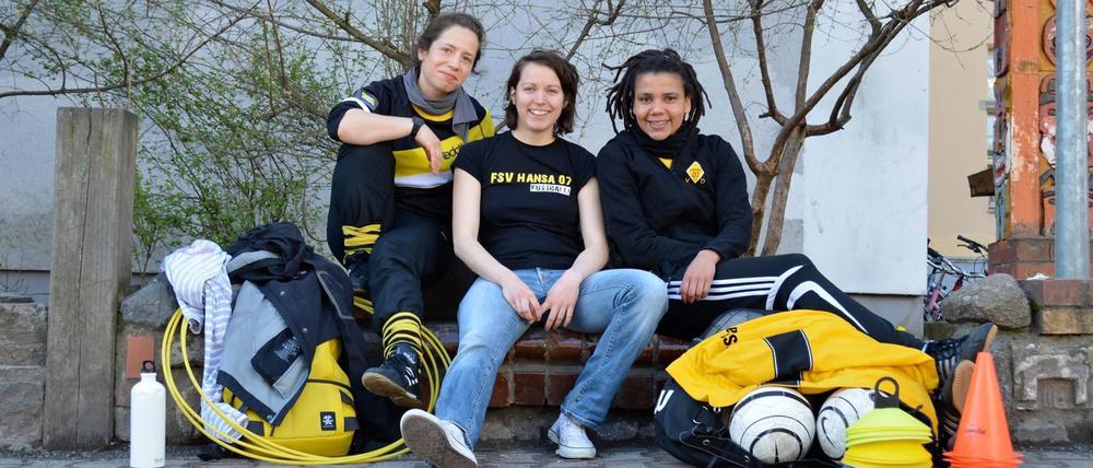 Die Trainerinnen Yasmin Ranjbare, Johanna Suwelack und Vivian Dube (v.l.n.r.) legen beim Spiel viel Wert auf Fairness und Zusammenhalt.