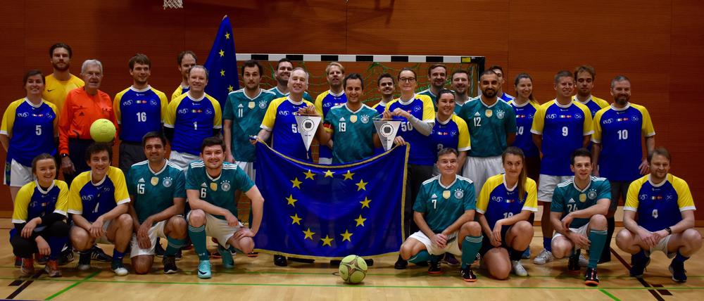 Das Fußballspiel der irischen und dänischen Botschaftsmitarbeiter gegen den FC Bundestag fand im Marie-Elisabeth-Lüders-Haus statt.