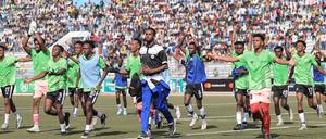 Fußballspieler laufen im Stadion der somalischen Hauptstadt Mogadischu ein. 