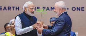 Brasiliens Präsident Luiz Inacio Lula da Silva überreicht dem indischen Premierminister während des G20-Gipfels in Neu-Delhi einen Baumschössling, um den Übergang des G20-Vorsitzes zu symbolisieren.