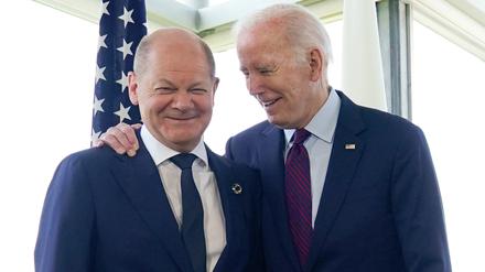 21.05.2023, Japan, Hiroshima: Joe Biden (r), Präsident der USA, spricht mit Bundeskanzler Olaf Scholz (SPD) vor einer Arbeitssitzung zur Situation in der Ukraine während des G7-Gipfels in Hiroshima, Japan.