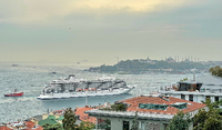 Auf der Uferpromenade des Galataport – links ein Kreuzfahrtschiff, rechts der Komplex, im Hintergrund die Altstadt von Istanbul. Foto: Susanne Güsten