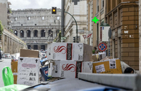 Auf den Straßen des Travestere-Viertels in Rom quellen die Müllcontainer über. Foto: dpa/massimo Percossi