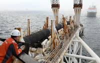 Die Pipeline Nord Stream 2 ist im Bau durch die Ostsee - und muss nun umgeplant werden. Foto: Bernd Wüstneck/dpa