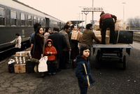 Italienische Familien auf dem Bahnhof von Wolfsburg in den 1970er Jahren Foto: imago