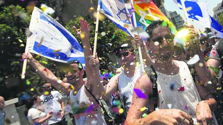 Pride Parade - mit Stolz für die Rechte von Lesben, Schwulen, Bi-, Inter- und transsexuellen und queeren Menschen (LGBTIQ+)..