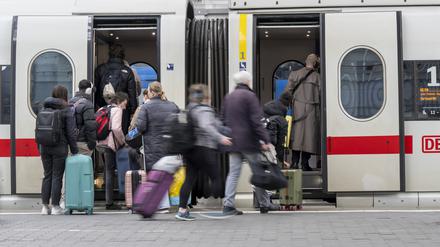 Reisende steigen am Dienstag in München in einen der wenigen verkehrenden Fernzüge.