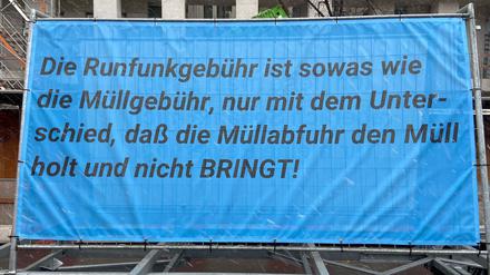 Protestplakat bei der Demo am Montag Unter den Linden.