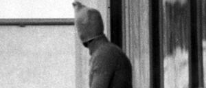 Ein Bild, das im kollektiven Gedächtnis verankert ist: ein vermummter Terrorist auf dem Balkon des israelischen Mannschaftsquartiers im Olympischen Dorf der Münchner Sommerspiele von 1972.