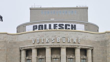 «Pollesch» steht auf dem Banner, das über der Volksbühne aufgehängt ist. 