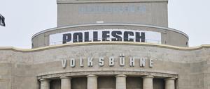 28.02.2024, Berlin: «Pollesch» steht auf dem Banner, das über der Volksbühne aufgehängt ist. Der Intendant der Volksbühne R. Pollesch ist am Montag, den 26.2.2024, überraschend gestorben. Foto: Annette Riedl/dpa +++ dpa-Bildfunk +++