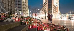 Blumen und Kerzen, die zum Gedenken an die Opfer vom Breitscheidplatz aufgestellt wurden, sind am 29.01.2017 auf den Stufen zur Gedächtniskirche in Berlin zu sehen.