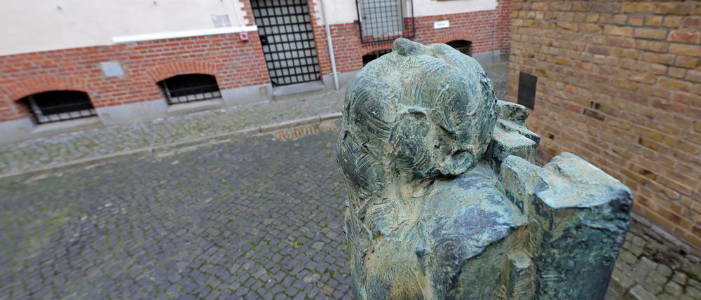 Die Statue in der Gedenkstätte Lindenstraße wurde vom VVN-BdA kritisiert, weil sie auch an inhaftierte NS-Täter erinnern würde.