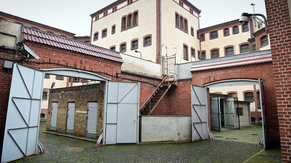 Innenhof der Gedenkstätte Lindenstraße 54 in Potsdam. Sie erinnert in einem ehemaligen Gefängnis- und Gerichtsgebäude (u. a. Untersuchungsgefängnis der Stasi) an politische Verfolgung und Haft in der NS-Diktatur, der sowjetischen Besatzungszone und der DDR.