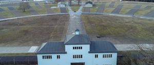 Eingang zum Häftlingslager mit dem „Turm A“ auf dem Gelände der Gedenkstätte Sachsenhausen. Zehntausende Häftlinge kamen dort durch Hunger, Krankheiten, Zwangsarbeit, medizinische Versuche und Misshandlungen um oder wurden Opfer systematischer Vernichtungsaktionen.