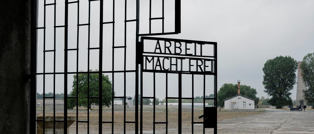 Das Eingangstor mit dem Schriftzug „Arbeit macht frei“ im ehemaligen Konzentrationslager Sachsenhausen. 