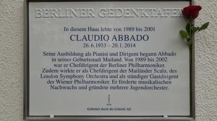 Die Gedenktafel für Claudio Abbado. 