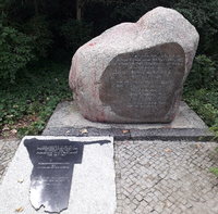 Auf dem Friedhof Columbiadamm in Neukölln befinden sich der Hererostein und eine Namibia-Gedenkplatte. Foto: Anni Dietzke