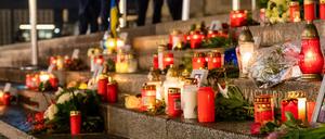 Kerzen stehen auf einer Treppe am Rande der Gedenkveranstaltung zum Terroranschlag auf dem Breitscheidplatz 2016. Der Tag des Anschlags, bei dem 13 Menschen getötet wurden, jährt sich zum siebten Mal.