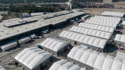 Leichtbauhallen stehen als Notunterkunft für Geflüchtete am ehemaligen Flughafen Tegel.
