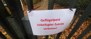 Ein Schild mit der Aufschrift „Gefügelpest. Unbefugter zutritt verboten!“ hängt an einem Tor am Zoo Berlin. 