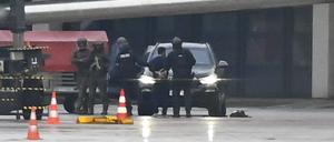 Das Bild zeigt, wie der Geiselnehmer auf dem Flughafen von der Polizei weggeführt wird. 