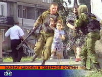 2004 überfielen Islamisten eine Schule in der Stadt Beslan im Nordkaukasus. Beim Sturm durch die Sicherheitskräfte wurden 330 Menschen wurden getötet, darunter 186 Kinder. Foto: DPA/DPAWEB