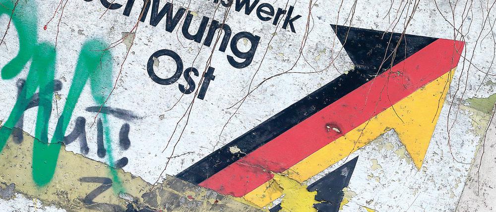 Der teilweise verwitterte Schriftzug „Gemeinschaftswerk Aufschwung Ost“ in Magdeburg.
