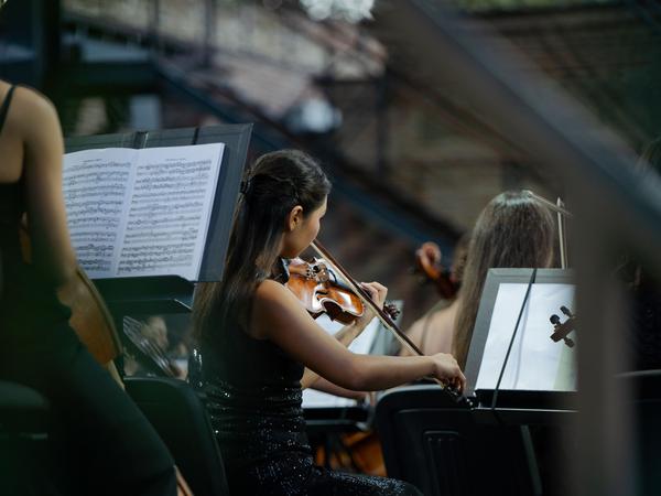 Das Pankaukasische Jugendorchester  führt Musikerinnen und Musiker aus acht Ländern zusammen, von Georgien über die Ukraine, Aserbaidschan, Armenien bis nach Kasachstan.