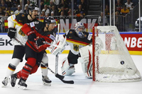 Viel Arbeit vor dem eigenen Tor für die deutsche Mannschaft gegen Kanada. Foto: Reuters