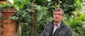 Gerhard Pritzlaff, Vorsitzender der „Freunde der Gärten der Welt e.V.“ im Balinesischen Garten. 
